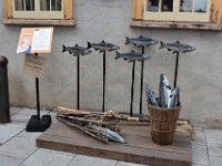 7 Août Fêtes de la Nouvelle-France (48)  2ème quête où nous suivons les pas de Donnacona, chef de la tribu huronne-wendat qui habitait Stadaconé (emplacement actuel de Québec) au moment de l'arrivée de Jacques-Cartier au XVIème siècle. Ils se rencontrèrent lors de l'installation de la Croix de Gaspé. Donnacona est le premier chef diplomate autochtone reconnu dans les récits des navigateurs. Chasseur, pêcheur et leader d'une grande sagesse, il connaissait très bien le territoire du Yawadure (fleuve Saint-Laurent) qu'il protégeait. Ici, décor sur la pêche au saumon.